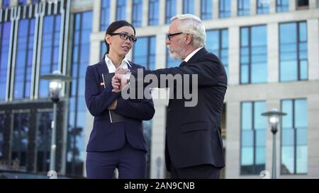Frau Staatssekretärin für ältere boss Entschuldigung für meine Verspätung, Arbeitsdisziplin Stockfoto