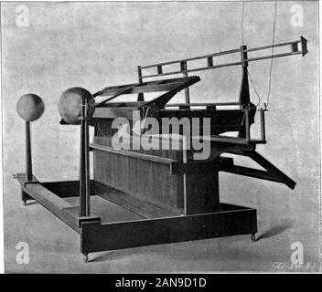 Scientific American Band 78 Nummer 03 (Januar 1898). d Figuren auf einer fotografischen Platte. Sie sind sur-von dunklen Wolken abgerundet. Wenn der Brennvorgang auf der Rückseite, die Hand durch solche Büschelentladungen isexamined durch ein Mikroskop, ähnliche Zentren stören- ance (in diesem Fall Punkte der Entzündung) gesehen werden. Obwohl die Leyden Gläser meiner Maschine sind carefullyinsulated auf unterstützt von Kautschuk, die auf Demuntersetzungsgetriebe trockenes Holz, die wiederum auf Gummi unterstützt wird, kann ich eine Entlastung von mehr als zwei Fuß inlength Wenn ich einen Punkt in die steampipes bis in die Gegend von einem Begriff in Verbindung bringen. Stockfoto