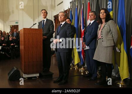 (Nach rechts) Dr. Andrew Murrison, Minister für den Nahen Osten und Nordafrika, Francois-Philippe Champagner, kanadischen Minister für Auswärtige Angelegenheiten, und Idrees Zaman, stellvertretender Außenminister für Afghanistan, vadym Prystaiko, ukrainischen Minister für Auswärtige Angelegenheiten, und Ann Linde, schwedische Ministerin für Auswärtige Angelegenheiten, bei der Konferenz der Internationalen Koordinierung und Response Group für die Familien der Opfer der Ukraine International Airlines, die im Iran abgestürzt Links, an die Hohe Kommission von Kanada in London. Stockfoto