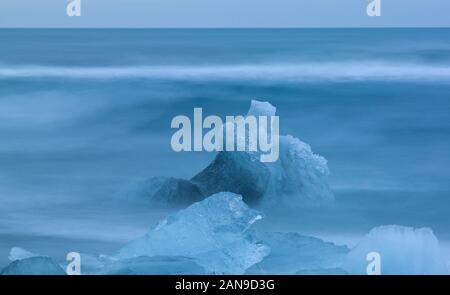 Eisberge an der Diamond Beach, Breidamerkursandur, Island Stockfoto