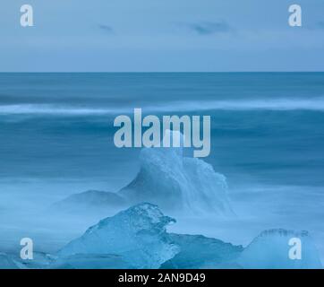 Eisberge an der Diamond Beach, Breidamerkursandur, Island Stockfoto