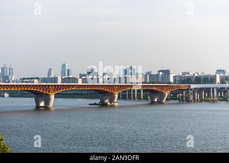 Brücke über Hangang River (Fluss Han) gegen Seoul Skyline in Südkorea Stockfoto