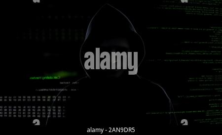 Gefährliche Hacker in Maske und schwarzer Motorhaube, cyber Terrorismus und Hacking Konzept Stockfoto