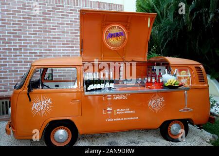 Konvertiert Orange VW Wohnmobil Bar für Spritz Veneziano (Aperol Spritz) Italienischer Wein - Aperitif Cocktail im Azul Beach Resort Hotel. Stockfoto