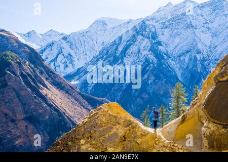 Weiblicher Trekker auf dem unteren Dolpo-Trek im Nepal Himalaya Stockfoto