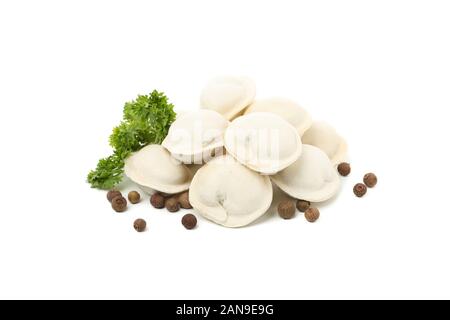 Leckere rohe Klöße und Gewürzen auf weißem Hintergrund Stockfoto