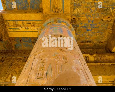 Hieroglyphen auf Säulen in den Medinet Habu Tempel in Luxor, Ägypten Stockfoto