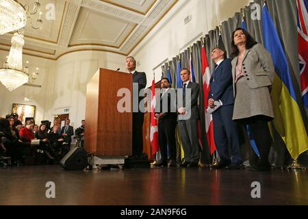 (Nach rechts) Francois-Philippe Champagner, kanadischen Minister für Auswärtige Angelegenheiten, idrees Zaman, stellvertretender Außenminister für Afghanistan, Dr Andrew Murrison, Minister für den Nahen Osten und Nordafrika, vadym Prystaiko, ukrainischen Minister für Auswärtige Angelegenheiten, und Ann Linde, schwedische Ministerin für Auswärtige Angelegenheiten, bei der Konferenz der Internationalen Koordinierung und Response Group für die Familien der Opfer der Ukraine International Airlines, die im Iran abgestürzt Links, an die Hohe Kommission von Kanada in London. Stockfoto