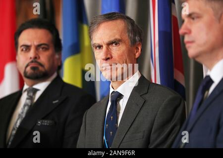 (Nach rechts) Idrees Zaman, stellvertretender Außenminister für Afghanistan, Dr Andrew Murrison, Minister für den Nahen Osten und Nordafrika, und Vadym Prystaiko, ukrainischen Minister für Auswärtige Angelegenheiten, bei der Konferenz der Internationalen Koordinierung und Response Group für die Familien der Opfer der Ukraine International Airlines, die im Iran abgestürzt Links, an die Hohe Kommission von Kanada in London. Stockfoto