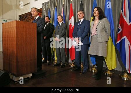 (Nach rechts) Francois-Philippe Champagner, kanadischen Minister für Auswärtige Angelegenheiten, idrees Zaman, stellvertretender Außenminister für Afghanistan, Dr Andrew Murrison, Minister für den Nahen Osten und Nordafrika, vadym Prystaiko, ukrainischen Minister für Auswärtige Angelegenheiten, und Ann Linde, schwedische Ministerin für Auswärtige Angelegenheiten, bei der Konferenz der Internationalen Koordinierung und Response Group für die Familien der Opfer der Ukraine International Airlines, die im Iran abgestürzt Links, an die Hohe Kommission von Kanada in London. Stockfoto