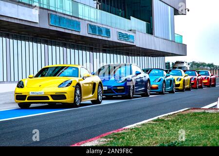 Luxus Autos von Porsche im Buddh International Circuit, Greater Noida, Indien Stockfoto