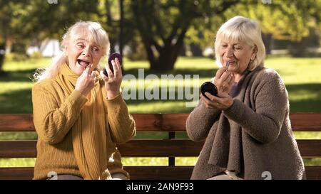 Zwei alte Damen zu tun, sitzt auf der Bank im Park, Anti-Age-Kosmetik Stockfoto