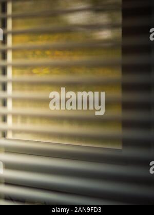 Fensterläden aus Metall im Herbst Fenster. Verschwommen Detailansicht. Stockfoto