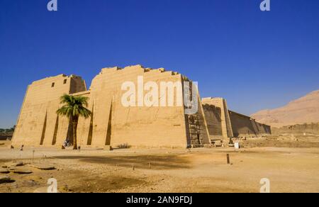 Blick auf den Medinet Habu Tempel in Luxor, Ägypten Stockfoto