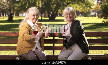 Zwei Großmutter Freunde Wein trinken und Jubel bei Kamera, glücklich goldenen Jahre Stockfoto