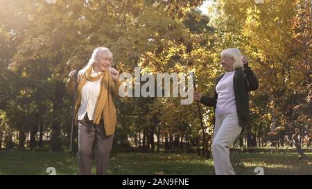 Lustig, älteren Frauen genießen Wetter, Tanzen und Spaß im warmen Herbst Park Stockfoto