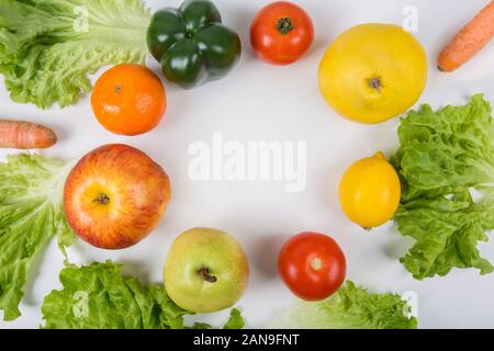 Gesunde bio Lebensmittel im Kreis angeordnet auf dem Tisch mit Kopie Raum in der Mitte. Bio Obst und Gemüse aus dem Bauerngarten. Frisches Erntegut, keine genetischen Stockfoto