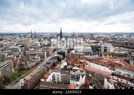 Seite panorama Hamburg, Deutschland, geschossen von an einem bewölkten Tag Drohne im Herbst Stockfoto