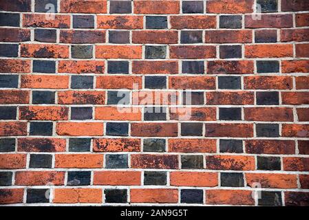 Ziegelwand Hintergrund Konzept mit Schachbrettmuster Wirkung von schwarzen und braunen Steinen shot mit Weitwinkelobjektiv Stockfoto