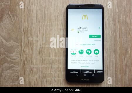 Die McDonald's App auf der Website des Google Play Store wird auf dem Huawei Y6 2018-Smartphone angezeigt Stockfoto