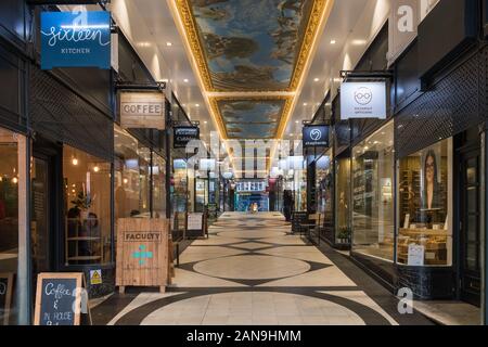 Innenbereich der eleganten viktorianischen Piccadilly Arcade in Birmingham, West Midlands, Großbritannien Stockfoto