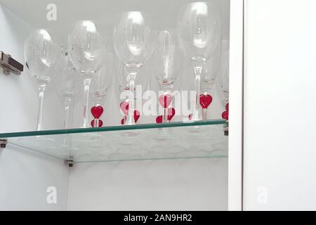 Reihe von sauberen Gläser im Schrank, Indoor close-up Stockfoto
