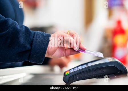 In der Nähe der Kasse wird über Kontaktlose Kreditkarte pos-terminal zum Erhalten der Zahlung Stockfoto
