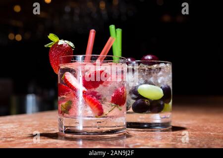 Zwei Gläser Erdbeeren und Trauben mojitoes auf Marmor tisch Stockfoto