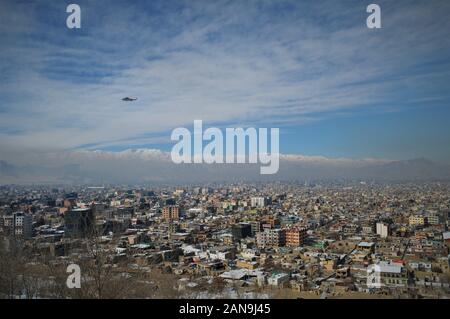 US-Militärhubschrauber fliegen über Kabul, Afghanistan Stockfoto