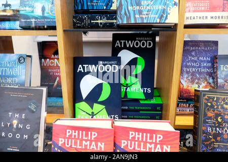 Margaret Atwood Buch Das Testament von Bücher im shop Fenster von Waterstones Buchhandlung in London England umgeben, Großbritannien Großbritannien KATHY DEWITT Stockfoto