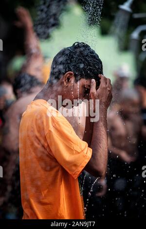 Batu Höhlen, Malaysia - 21. Januar 2019: Close-up der junge Verehrer in Dusche Ritual in Thaipusam Fest. Stockfoto