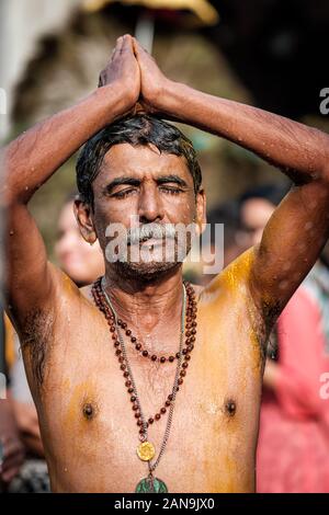 Batu Höhlen, Malaysia - 21. Januar 2019: Close-up der betenden Männern devotee in Thaipusam Fest. Stockfoto