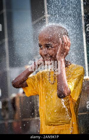 Batu Höhlen, Malaysia - 21. Januar 2019: Close-up der junge Verehrer in Dusche Ritual in Thaipusam Fest. Stockfoto