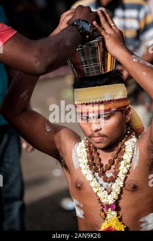 Batu Höhlen, Malaysia - 21. Januar 2019: Close-up des Menschen devotee Durchführung eine Kanne Milch in Thaipusam Fest. Stockfoto