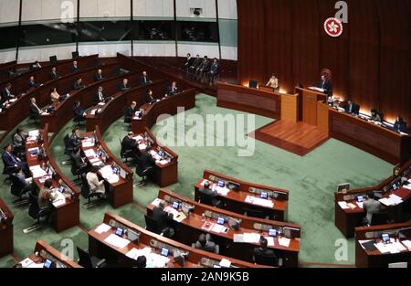 Hongkong, China. 16 Jan, 2020. Chief Executive von China's Hong Kong Special Administrative Region (HKSAR) Carrie Lam besucht ein Chief Executive für Fragen und Antworten im gesetzgebenden Rat in Hong Kong, South China, Jan. 16, 2020. Credit: Lui Siu Wai/Xinhua/Alamy leben Nachrichten Stockfoto