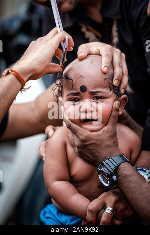 Batu Höhlen, Malaysia - 21. Januar 2019: Close-up baby boy Devotee, tonsured oder Kopf rasieren Ritual in Thaipusam Fest. Stockfoto