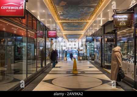 Das Innere der viktorianischen Einkaufspassage Piccadilly Arcade in der New Street, Birmingham, Großbritannien Stockfoto