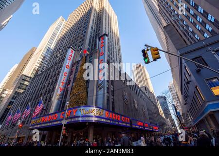Manhattan, New York, NY, USA - 30. November 2019. Die Radio City Music Hall Gebäude und Street View am Rockefeller Center, Midtown Manhattan, NY, USA. Stockfoto