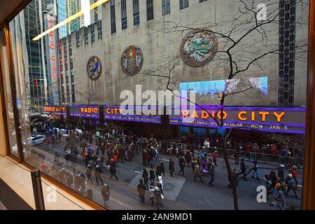 Manhattan, New York, NY, USA - 30. November 2019. Legendäre Theater Radio City Music Hall Fassade vom Rockefeller Center, Manhattan gesehen Stockfoto