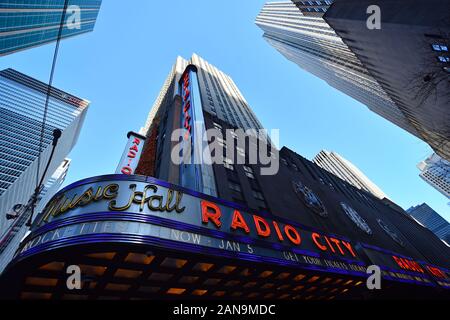 Manhattan, New York, NY, USA - 30. November 2019. Die Radio City Music Hall Gebäude am Rockefeller Center, Midtown Manhattan, NY, USA. Stockfoto