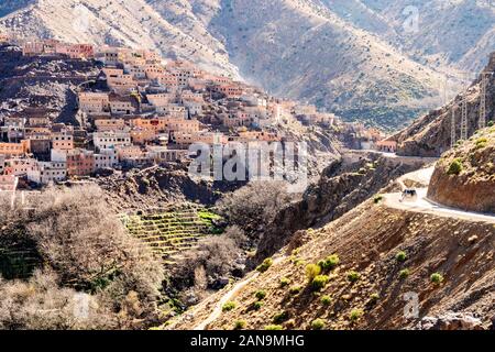 Erstaunlich Berber Dorf hoch im Atlasgebirge, Aroumd, Marokko Stockfoto