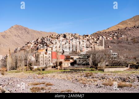 Erstaunlich Berber Dorf hoch im Atlasgebirge, Aroumd, Marokko Stockfoto