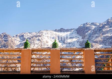 Marokkanische Green Lantern auf der Oberseite der Zaun mit Toubkal mountain range in der Rückseite, im Hohen Atlas, Marokko Stockfoto