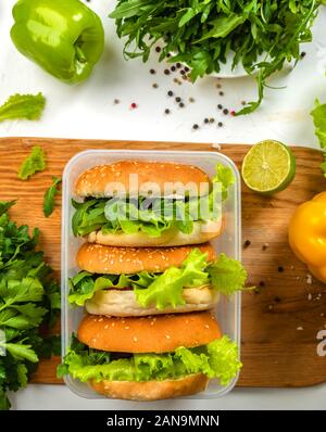 Big Burger mit Schnitzel, letuce, Käse in Essen. Ansicht von oben. Close-up. Stockfoto