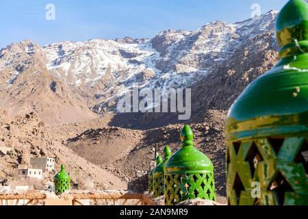 Marokkanische Green Lantern auf der Oberseite der Zaun mit Toubkal mountain range in der Rückseite, im Hohen Atlas, Marokko Stockfoto