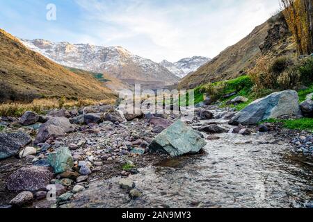 Schönen Tal mit Stream in Atlas mountain von Sonnenuntergang, Marokko Stockfoto