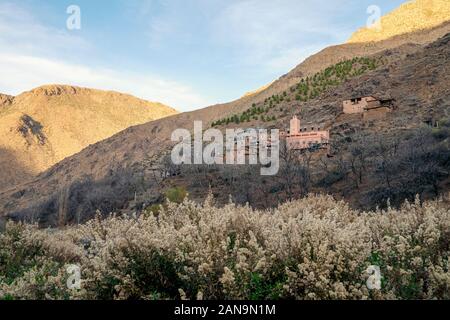 Kleine Berberdorf im Hohen Atlas, Marokko Stockfoto