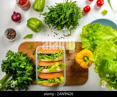 Big Burger mit Schnitzel, letuce, Käse in Essen. Ansicht von oben. Close-up. Stockfoto