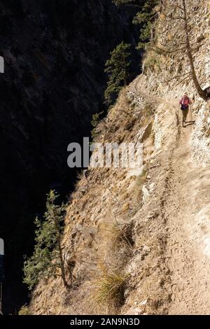 Weiblicher Trekker auf einem steilen Pfad auf dem unteren Dolpo-Trek im Nepal Himalaya Stockfoto