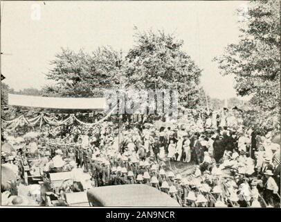 Die hundertjährigen Feier der Schlacht von Lundy's Lane, Juli 25, neunzehn hundert und vierzehn. Ankunft der Infanterie auf LIINDVS LANE GEGENÜBER THEBATTLEFIELD.. Ein weiterer ABSCHNITT DER MILITÄRPARADE zum LUNDYS LANE. COMMEMORATIVE ÜBUNGEN 39 Ebenen. Er glaubte, dieses Land würde immer amilitary Kolonie bleiben, und seine Bemühungen wurden in cultivat aufgeteilt - ing der militärische Geist unter den vergleichsweise wenigen Britishsettlers und beschwichtigend die Franzosen, deren alte Gesetze andcustoms er sehr weitgehend in die Wiederherstellung ist es gelungen, durch theImperial Gesetzgebung von 1774. In Einklang zu bringen der Französischen, Ifn Stockfoto